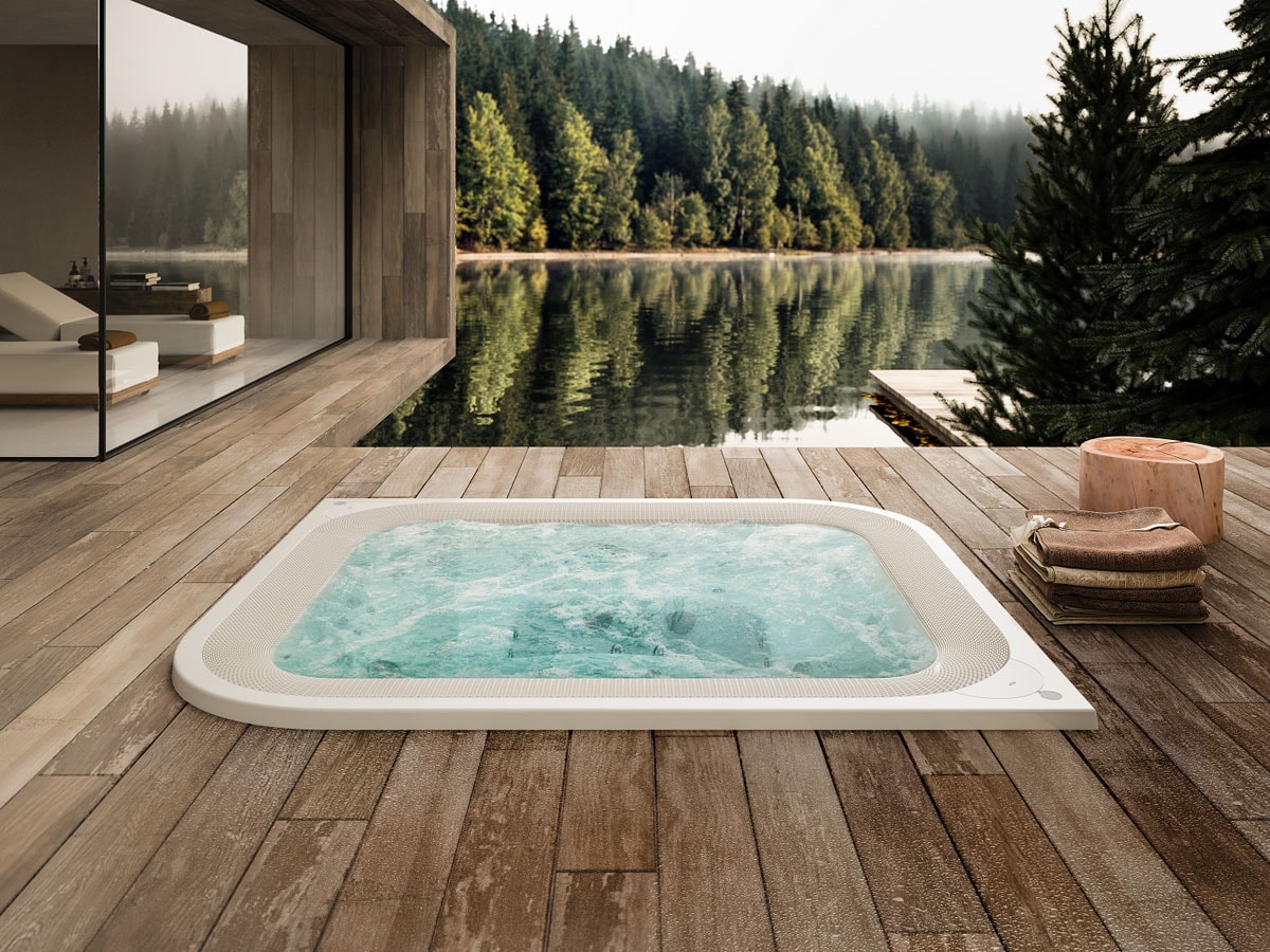 Встроенный SPA-бассейн на деревянной террасе у лесного озера